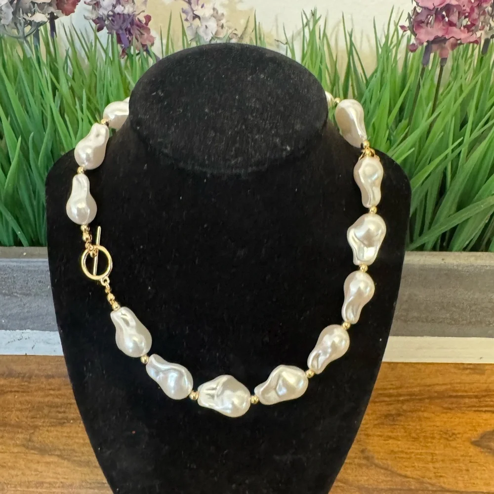 Elegant Gold and White Pearl Necklace